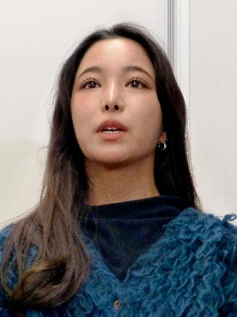 欧州への出発前に取材に応じるノルディックスキー・ジャンプ女子の高梨沙羅＝２８日、羽田空港