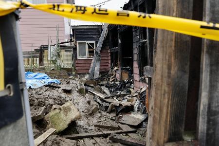北海道室蘭市の住宅火災現場＝２０２４年
