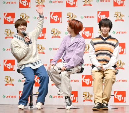 　発表会に出席した（左から）大橋和也、高橋恭平、大西流星＝２８日、東京都中央区