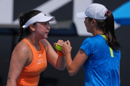 　女子ダブルス準々決勝で言葉を交わす穂積絵莉（左）と呉芳嫺＝２８日、メルボルン（ＡＰ＝共同）