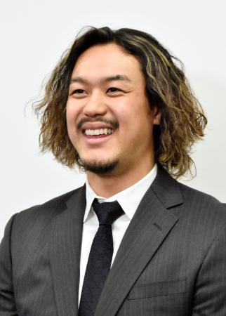 契約交渉に臨み取材に応じる西武の高橋光成投手＝２８日、埼玉県所沢市