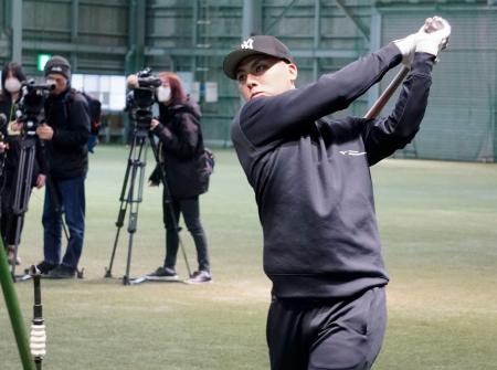 打撃練習で汗を流す楽天・村林＝楽天モバイル最強パーク宮城