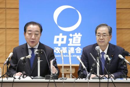 記者会見する「中道改革連合」の野田共同代表（左）と斉藤共同代表＝２２日、国会