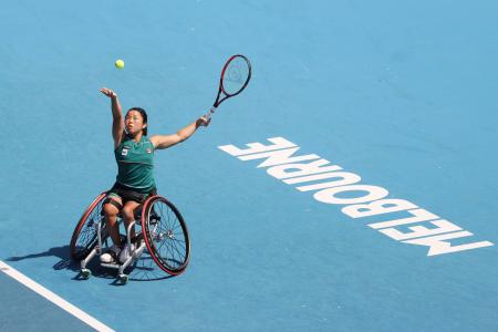 車いすの部女子シングルス1回戦でプレーする上地結衣=メルボルン(ゲッティ=共同)