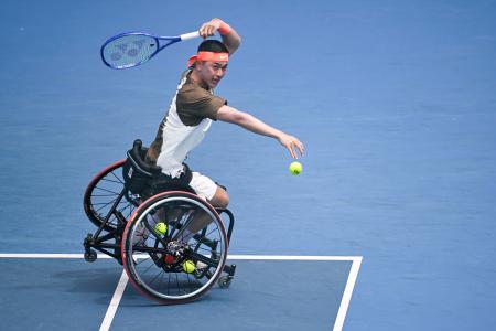 車いすの部男子シングルス１回戦でプレーする小田凱人＝メルボルン（ゲッティ＝共同）