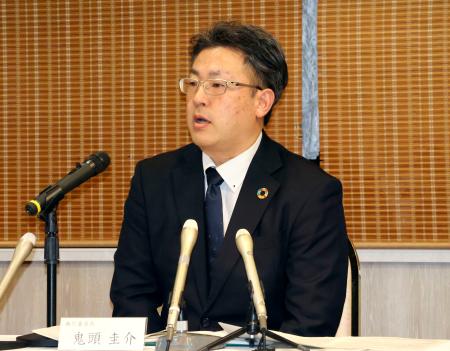 記者会見するトヨタ労組の鬼頭圭介委員長＝２８日夜、愛知県豊田市