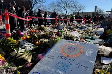 　射殺された男性を追悼する花束などが置かれた事件現場＝２８日、ミネアポリス（ＡＰ＝共同）