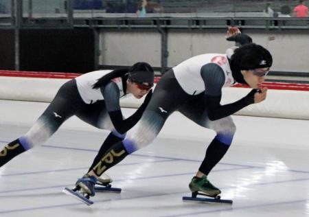 スピードスケートW杯最終戦後、初めて氷上で練習した森重航(右)=ドイツ・インツェル(共同)