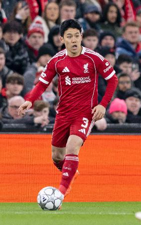 　カラバフ戦の前半、攻め込むリバプールの遠藤＝リバプール（共同）