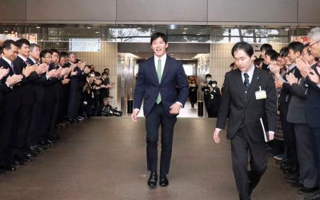 福井県庁に初登庁する石田嵩人知事(中央)=29日午前