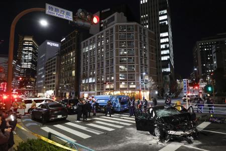 内閣府の公用車など複数台の車両が絡む事故があった現場＝２２日午後８時４分、東京・赤坂