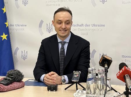 　２８日、ベルリンで記者団と話すウクライナのブラシウク大統領顧問（共同）