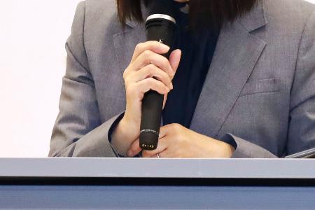 署名提出後に記者会見する、事故で亡くなった小柳憲さんの姉長文恵さん＝２９日午後、福岡市