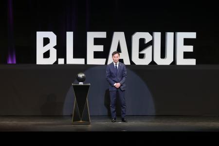 初開催したバスケットボール「Ｂリーグ・プレミア」の新人ドラフトであいさつする島田慎二チェアマン＝２９日、東京都内