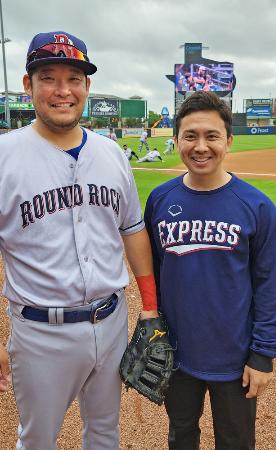 ２０２３年、米大リーグのレンジャーズ傘下のマイナー、３Ａラウンドロックに所属していた筒香嘉智とともに笑顔を見せる佐野誓耶氏（右）＝米テキサス州シュガーランド