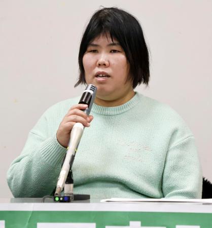 記者会見する西山美香さん＝２９日午後、大阪市北区