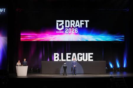 初開催したバスケットボール「Bリーグ・プレミア」の新人ドラフトであいさつする島田慎二チェアマン=29日、東京都内