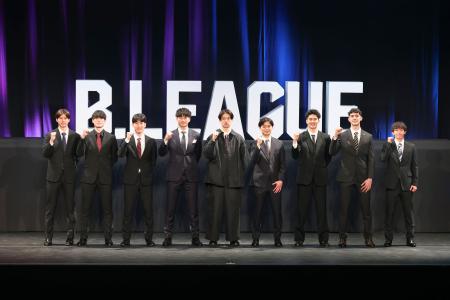 初開催したバスケットボール「Ｂリーグ・プレミア」の新人ドラフトで指名され、笑顔を見せる選手たち＝２９日、東京都内