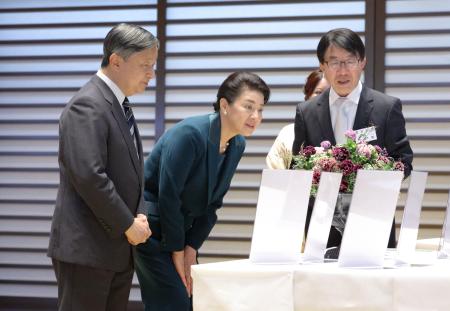 農林水産祭の天皇杯受賞者から説明を受けられる天皇、皇后両陛下＝２９日午後、皇居・宮殿（代表撮影）