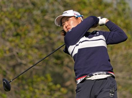 第１ラウンド、１４番でティーショットを放つ畑岡奈紗。６アンダーで単独首位に立った＝レークノナ・クラブ（共同）