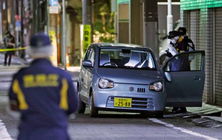 現金入りのスーツケースが奪われた事件現場周辺に放置された軽乗用車。強盗後にひき逃げをしたとみられている＝３０日午前１時１４分、東京都台東区