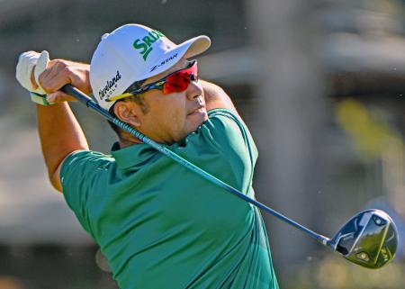 第１ラウンド、１０番でティーショットを放つ松山英樹。８アンダーで３位＝トーリーパインズＧＣ（共同）