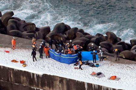 北海道せたな町の漁港で続けられる捜索活動＝３０日午前８時５１分（共同通信社ヘリから）
