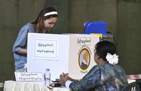 ２５日、ミャンマー・ヤンゴンで投票する有権者（共同）