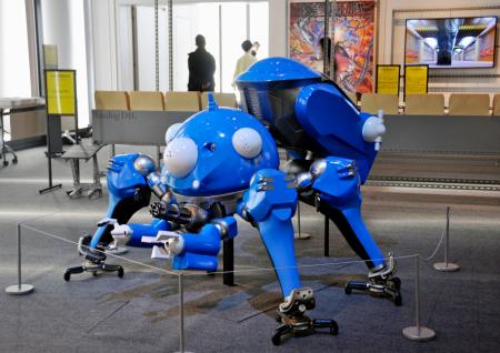 　展示されているキャラクター「タチコマ」＝東京都港区