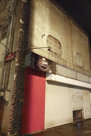 女性の遺体が見つかった飲食店が入る建物＝１０日、北海道日高町