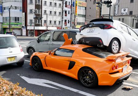 ＪＲ宇都宮駅前で計５台の車が絡む事故が起きた現場＝３０日午後１時４０分、宇都宮市