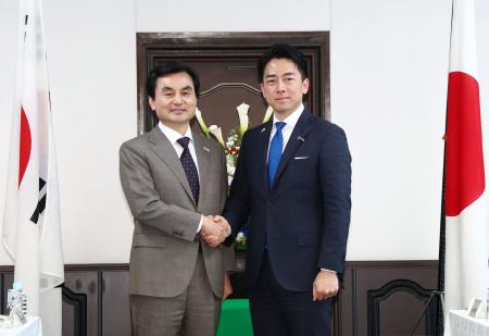 会談を前に握手する小泉防衛相（右）と韓国の安圭伯国防相＝３０日午後、神奈川県の海上自衛隊横須賀基地（代表撮影）