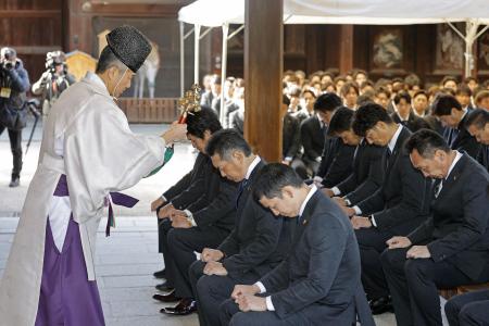 　筥崎宮で必勝祈願をするソフトバンク・小久保監督（前列手前から２人目）ら＝３０日、福岡市