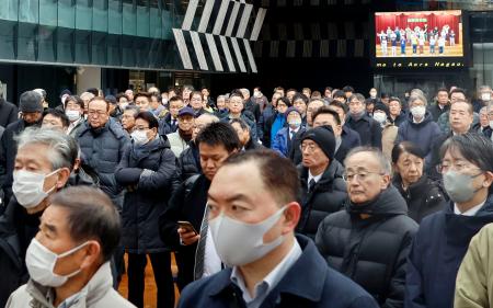 候補者の街頭演説を聞く人たち＝２７日、新潟県長岡市