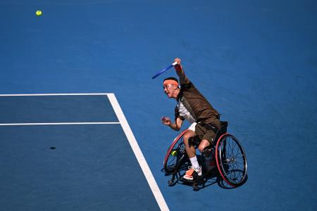 男子シングルス準決勝でプレーする小田凱人＝３０日、オーストラリア・メルボルン（ゲッティ＝共同）