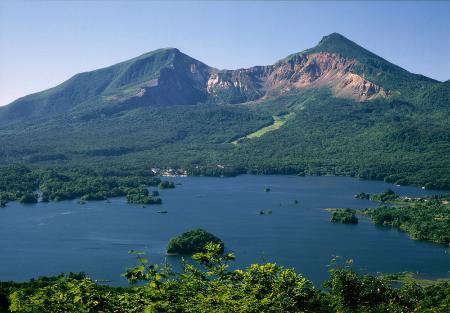 日本ジオパークに認定された福島県の磐梯山（磐梯山噴火記念館提供）