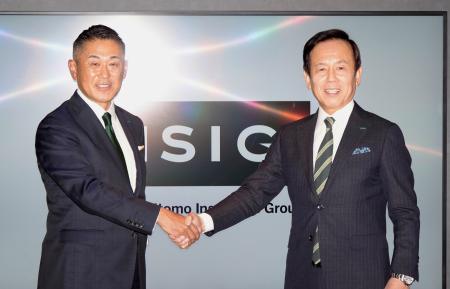 三井住友海上火災保険の船曳真一郎社長（右）と次期社長就任が決まった海山裕氏＝３０日午後、東京都千代田区