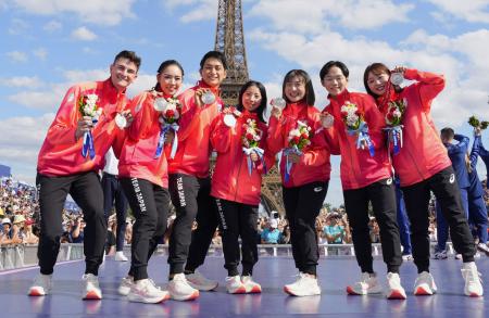 繰り上げで銀メダルとなった北京冬季五輪フィギュアスケート団体のメダル授与式でポーズをとる木原龍一（左から３人目）、三浦璃来（同４人目）、坂本花織（同５人目）、鍵山優真（同６人目）ら＝２０２４年８月、パリ（共同）