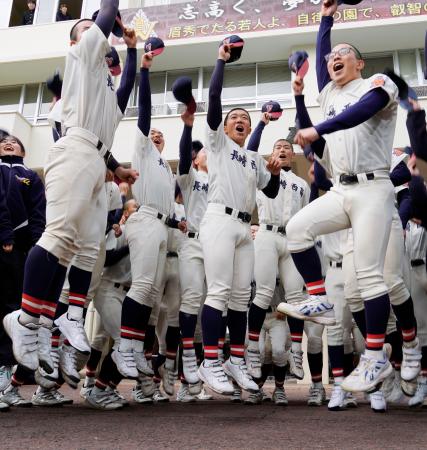 　２１世紀枠で出場が決まり、喜ぶ長崎西の選手たち＝３０日、長崎市