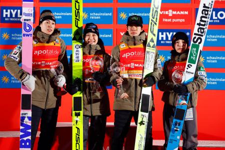 混合団体で３位に入った（左から）小林陵侑、丸山希、二階堂蓮、高梨沙羅＝ビリンゲン（共同）