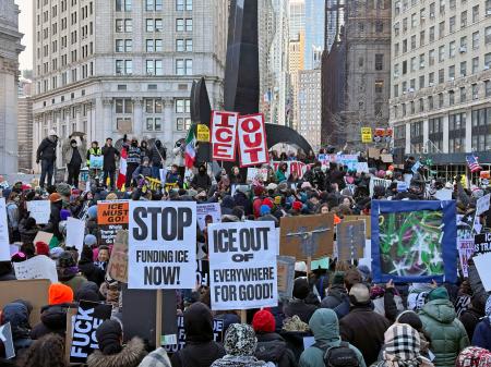 ３０日、移民取り締まりに抗議し、行われたデモ＝米ニューヨーク（共同）
