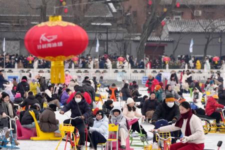 北京市内の観光地を訪れた人たち＝１月（共同）