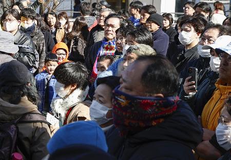 街頭演説を聞く人たち＝３１日午前、さいたま市（政党のビラにモザイク加工しています）