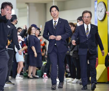 那覇空港に到着した阪神・藤川監督（中央）ら＝３１日