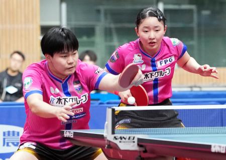 混合ダブルス準決勝　プレーする松島輝空（左）、張本美和組＝豊田市総合体育館