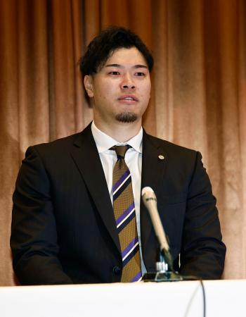 記者会見する阪神・佐藤＝３１日、沖縄県恩納村