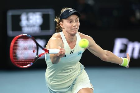 女子シングルス決勝でプレーするエレーナ・ルバキナ＝メルボルン（ゲッティ＝共同）