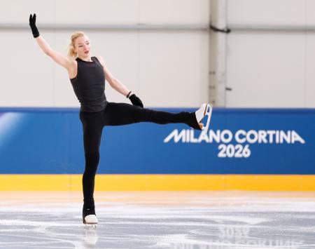 　サブリンクで調整するアンバー・グレン＝ミラノ（共同）