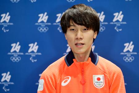 　イタリア・ミラノのマルペンサ空港に到着し、取材に応じるスピードスケートの森重航＝１月３１日（共同）