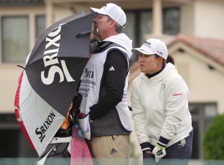 第３ラウンド、１７番ティーでプレーの再開を待つ畑岡奈紗（右）。１６ホールを終え通算５アンダーで暫定６位＝レークノナ・クラブ（共同）